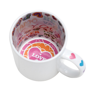 Бяла гланцова чаша с цветен надпис отвътре Love