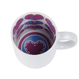 Бяла гланцова чаша с цветен надпис отвътре розови сърца