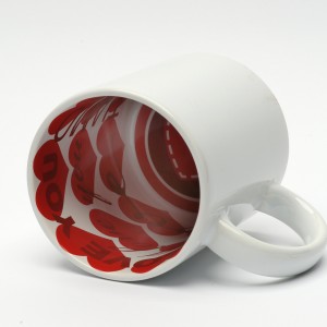 Бяла чаша а надпис отвътре и червени сърца