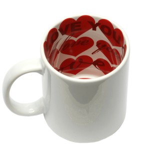 Бяла чаша а надпис отвътре и червени сърца